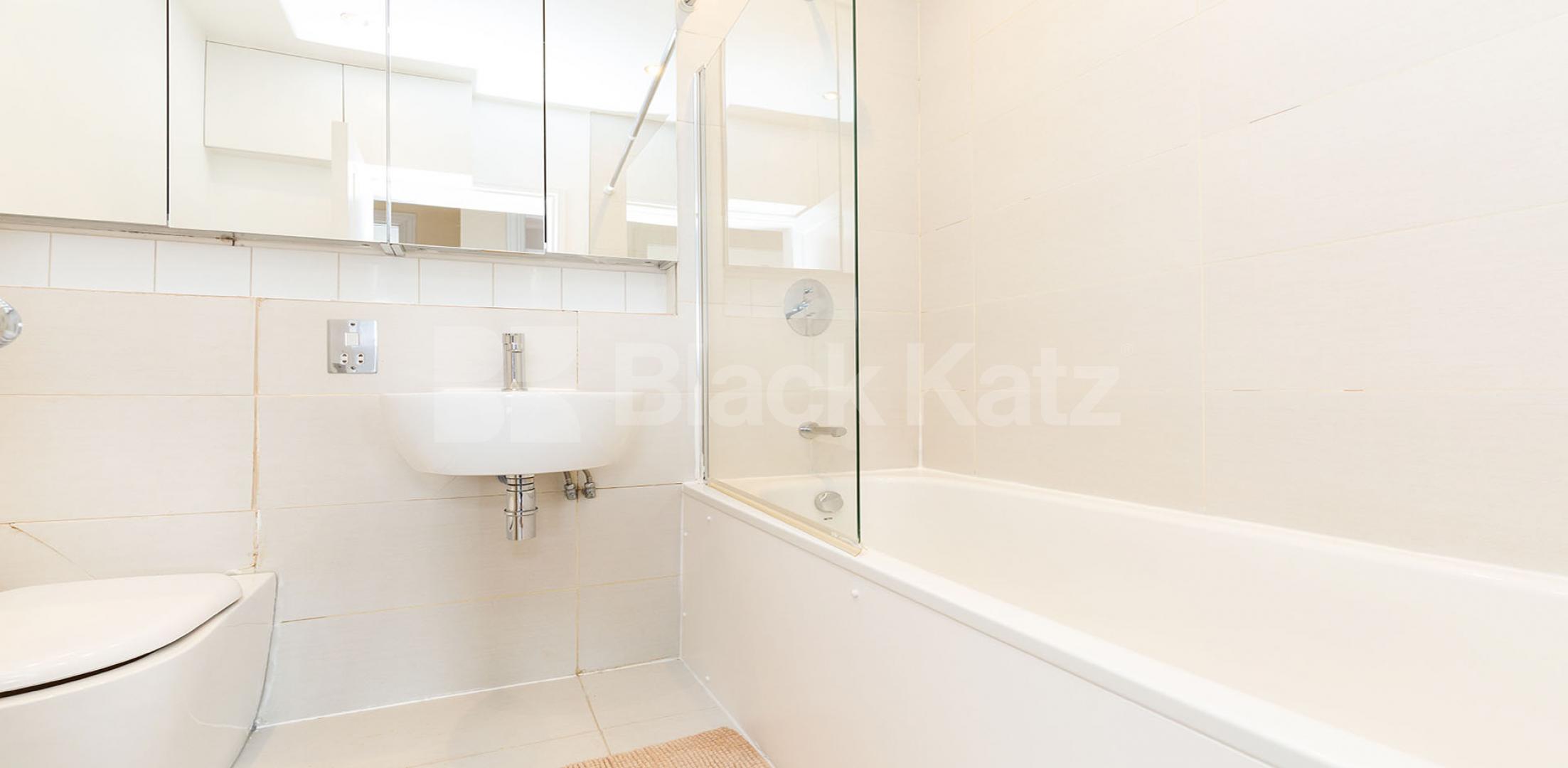 Super recently refurbished 3 bed 2 bath minutes to Baker Street Tube.   Melcombe Court, Dorset Square, Baker Street